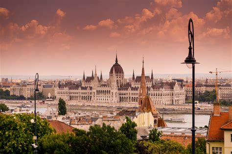 Budapest belvárosi látképe naplementekor