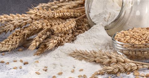 Különböző lisztfajtákat tartalmazó tálak