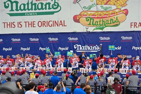 Nézők a Nathan's hot dog evő versenyen