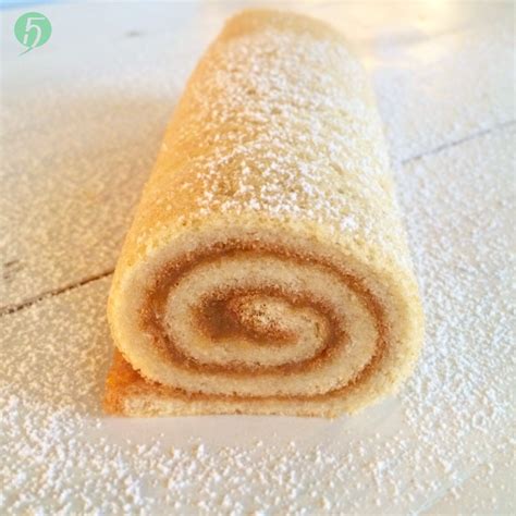 Piskotatekercs feltekercselése