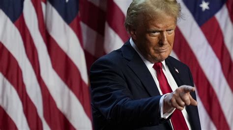 Donald Trump portréja amerikai zászlóval a háttérben