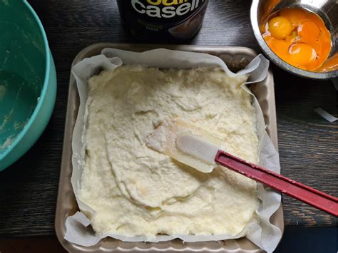 Sütőpapírral bélelt tepsi kész madártejszelettel