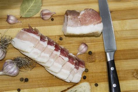 Előkészített szalonna szeletek és zöldségek