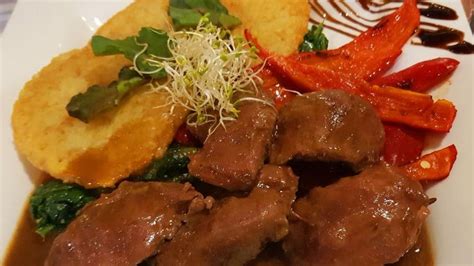 Marhapofa paprikás, friss zöldségekkel