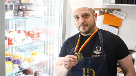 Jakabfi Dávid egy díjnyertes desszerttel