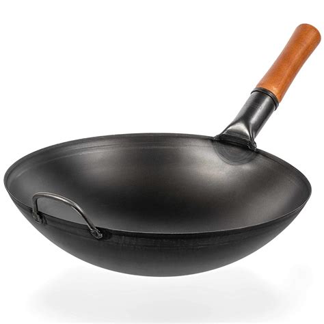 Wok serpenyő használat közben, stir-fry ételekkel
