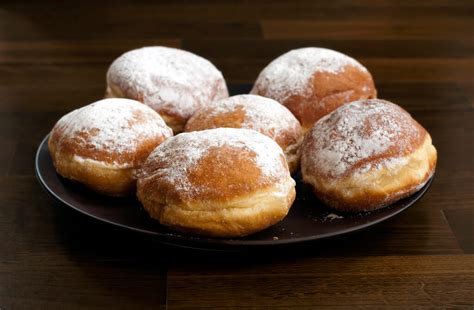 farsangi fánk tányéron, porcukorral megszórva