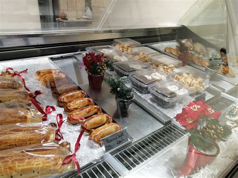 Debreceni főtér és egy hangulatos cukrászda látképe