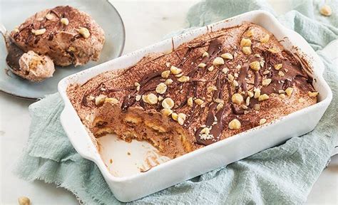 Nutellás tiramisu szeletekkel, kakaóporral és mogyoróval megszórva