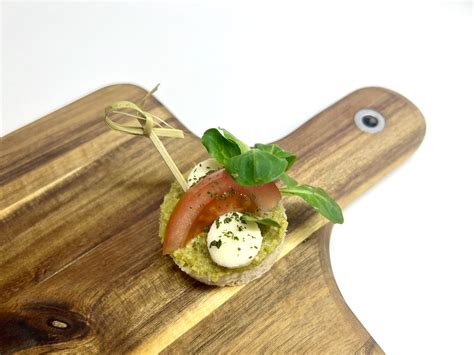 Bazsalikomos pestós mozzarellás falatkák