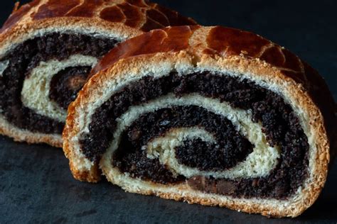 Mákos bejgli sütőből frissen kivéve