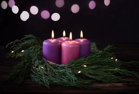 Adventi koszorú gyertyákkal és díszekkel
