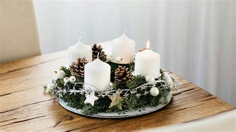 Minimalista adventi koszorú tálcán