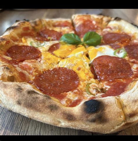 Klasszikus olasz pizza kemencében