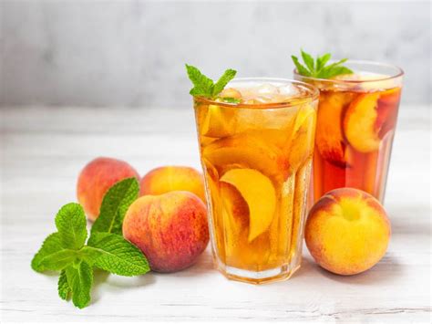 Jeges tea palackok polcokon egy boltban