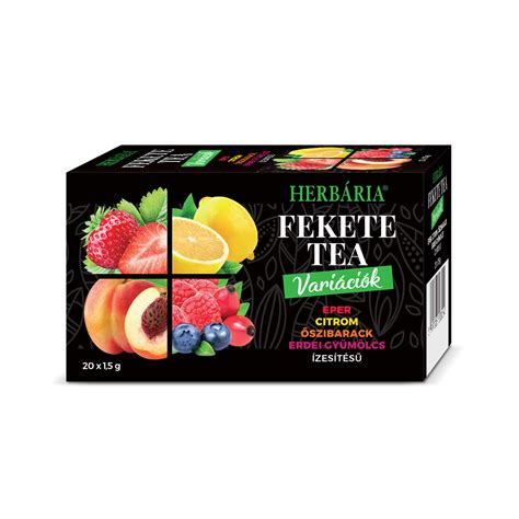 Fekete tea és barack szeletek egy üvegben