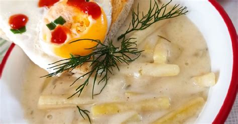 tálalt zöldbabfőzelék tejföllel és petrezselyemmel