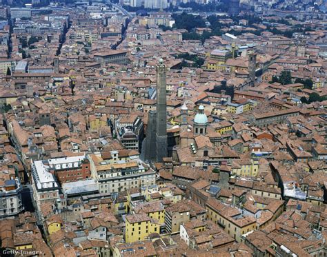 Bologna városának látképe a híres tornyokkal