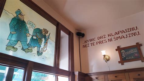 Švejk ábrázolása sörrel és kolbásszal