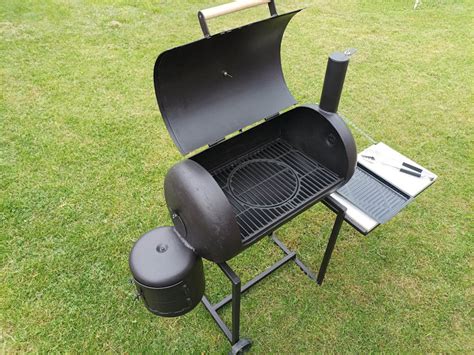 Hordóból készült grillsütő