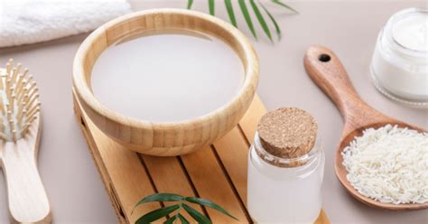 Nő rizsvizet használ a hajára