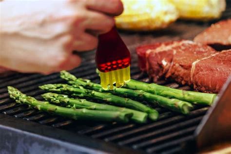 Különböző zöldségek grillezés előtti előkészítése