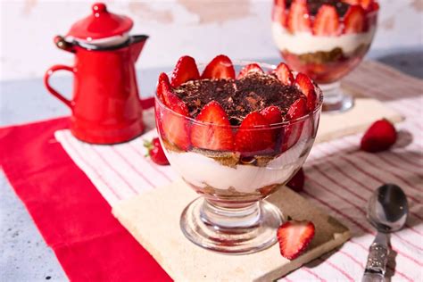 Tiramisu szelet eperrel