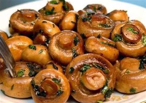 Pirított gomba friss petrezselyemmel