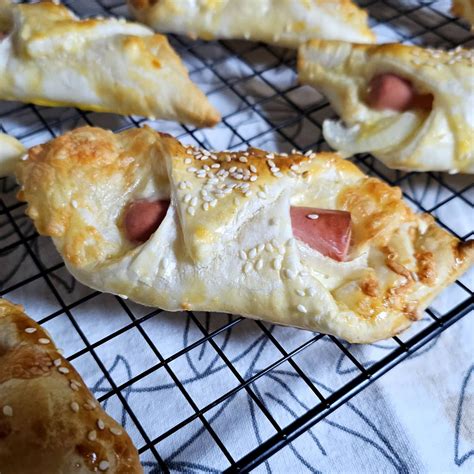 Virsli, hagyma és sajt a leveles tésztán