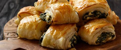 Különböző feltétekkel töltött leveles tészta