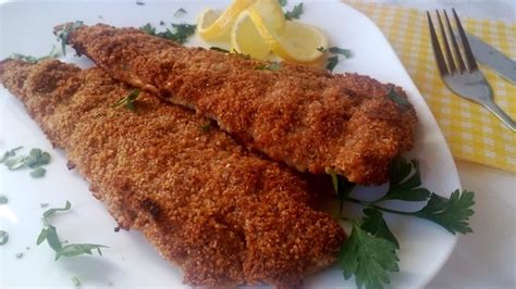 Rántott hal aranybarna panírban, frissen sütve
