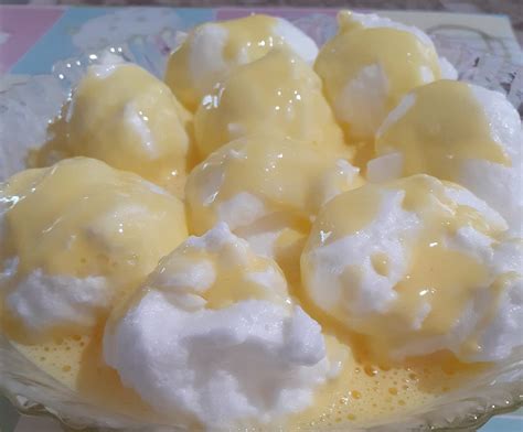 egy tál elegáns, karamellás öntettel díszített madártej habgaluskákkal