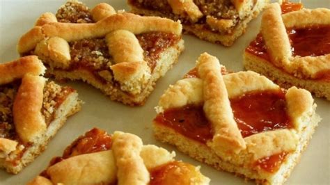 Rácsos linzer egy vidéki konyha asztalán