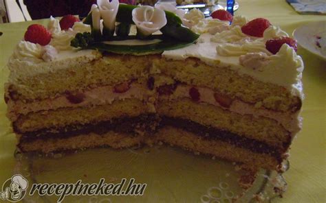 Epres-csokis torta szelet bazsalikommal díszítve