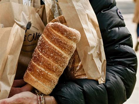 Hagyományos kürtőskalács faszénparázson sülve