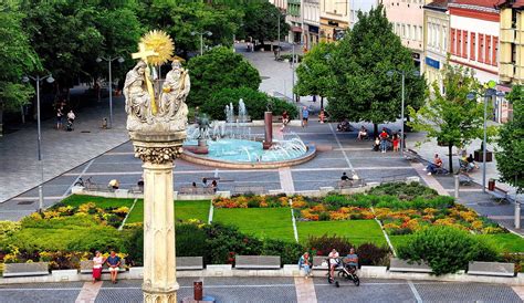 Kecel Fő tér látképe, ahol a rendelő található