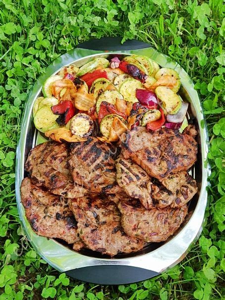 Grillezett sertéstarja egy grillrácson friss zöldségekkel