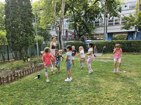 A Rózsavölgyi Gyermekkert bejárata