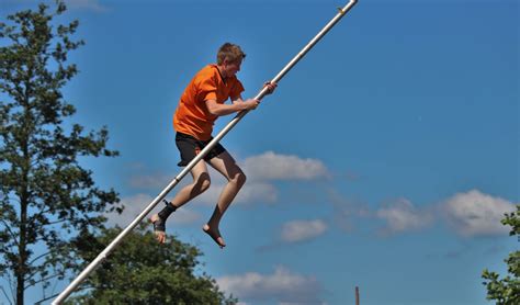 fierljeppen versenyző a csatorna felett