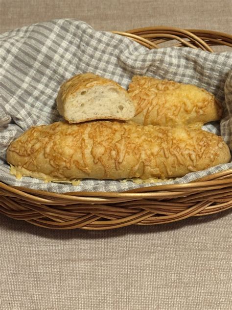 Gluténmentes és laktózmentes zsemlék egy kosárban