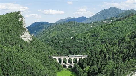 Napozóterasz a Semmering hegyek látványával