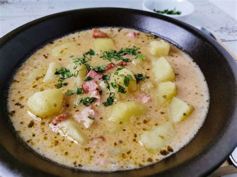 Tejfölös krumplileves tálban