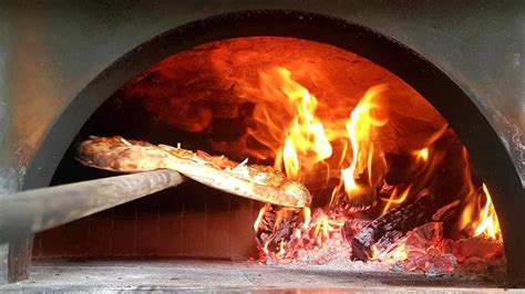 Veszprémium pizzeria bejárata és cégtáblája