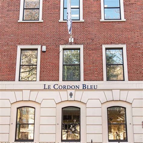 A Le Cordon Bleu London koronázási csirkés zsemléje