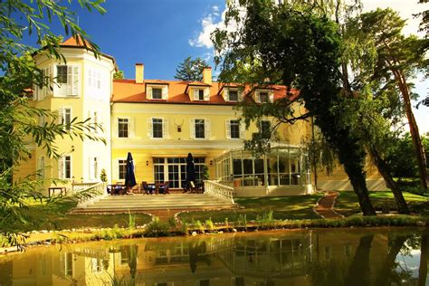 A Chateau Visz kastély épülete egy angolparkban