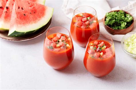 friss gazpacho leve szeletelt zöldségekkel díszítve