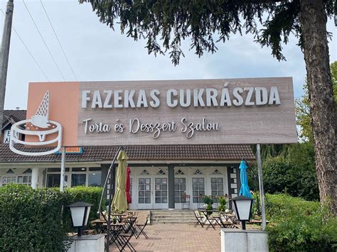 A Fazekas Cukrászda modern, de mégis hangulatos belső tere