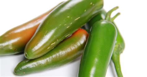 Különböző színű Jalapeno paprikák