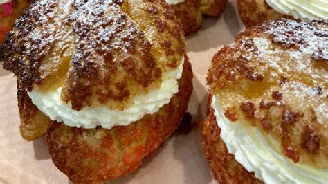 Égetett tésztás fánkok tejszínhabbal