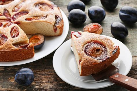 Rétegezett szilvás torta, friss szilvával díszítve